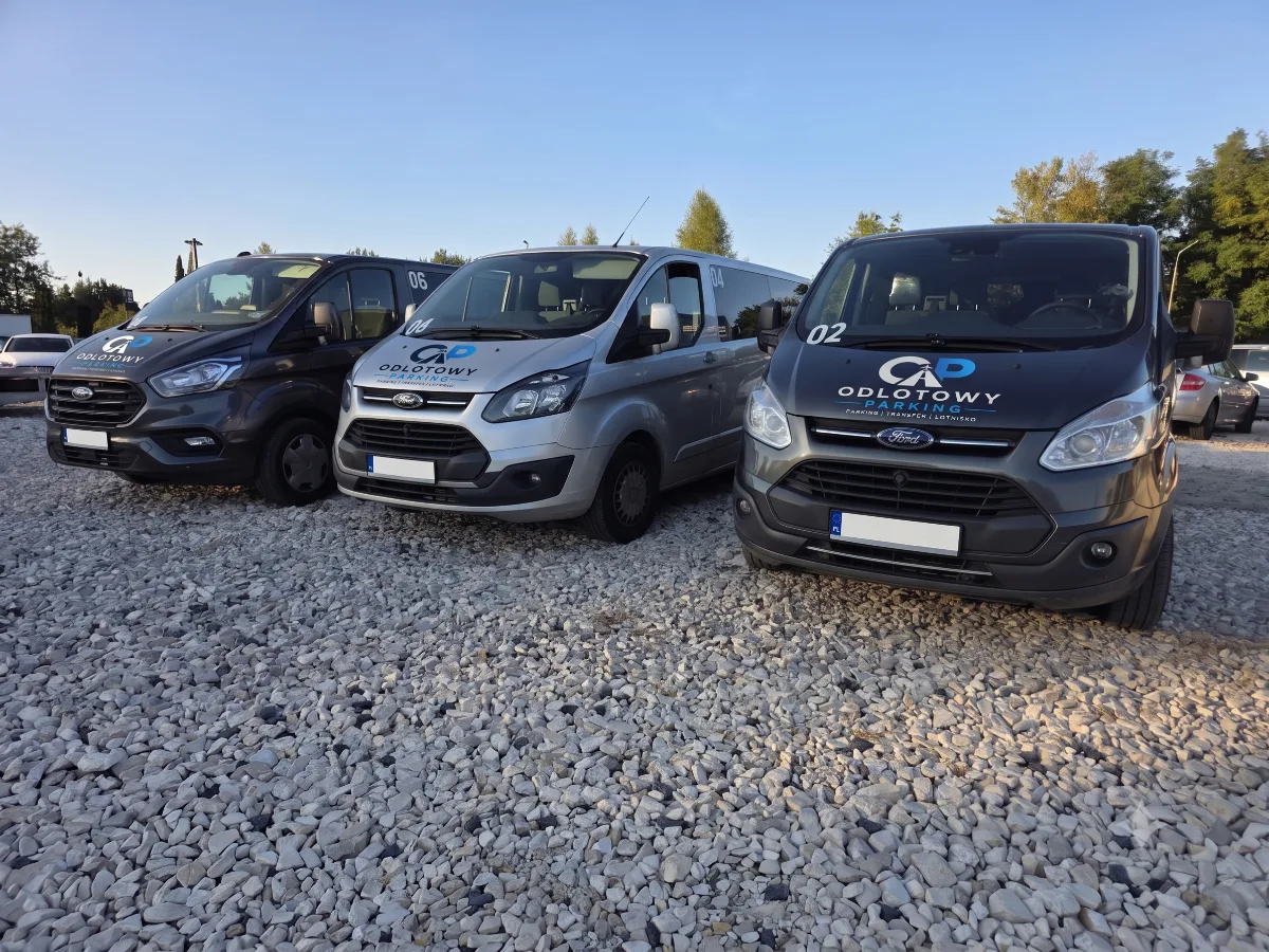 Odlotowy Parking - flota 3 busów do bezpłatnego transferu na lotnisko Łódź-Lublinek